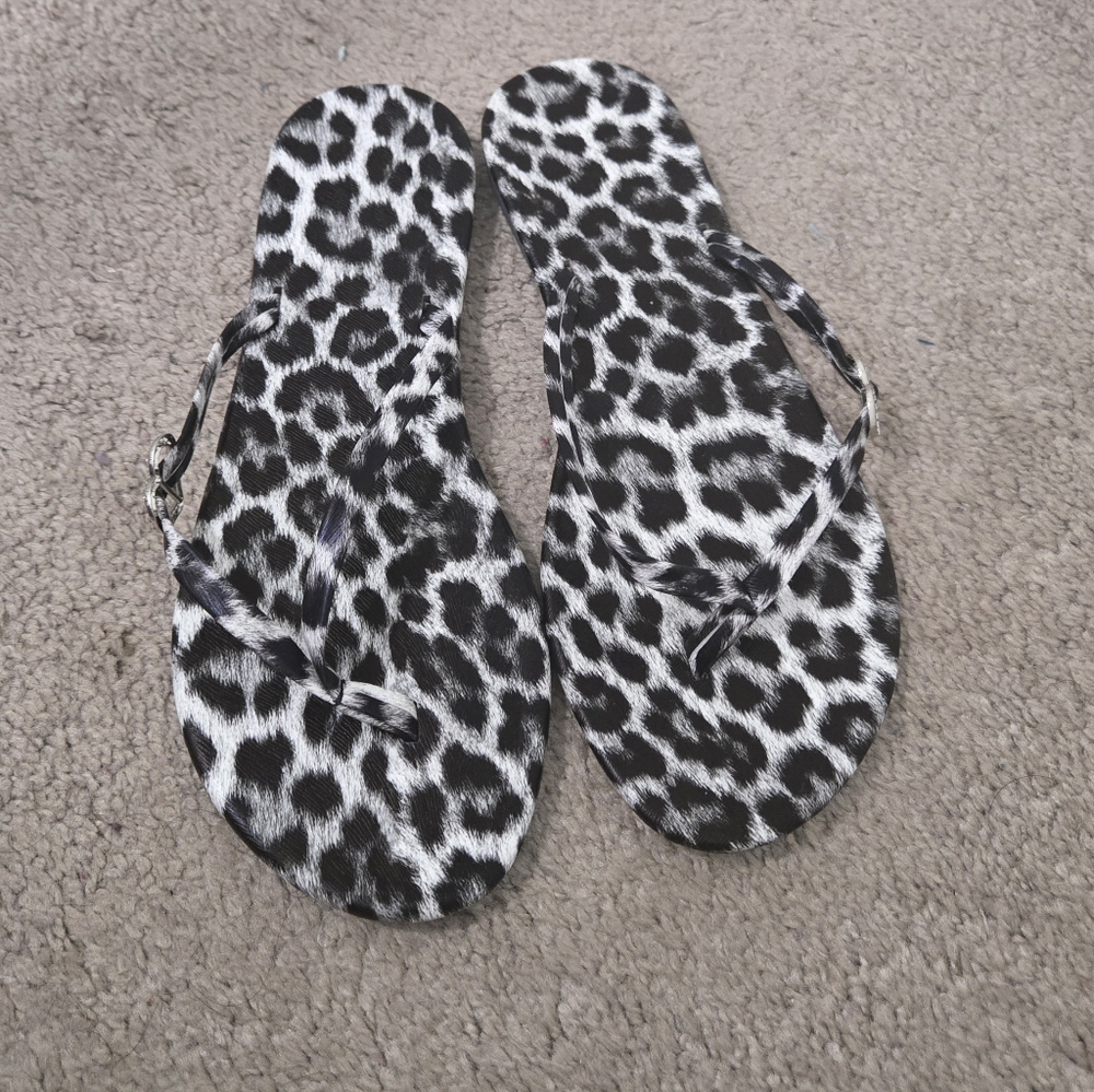 Stylish Black and White Flip Flops - Picture 3 of 7